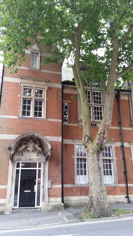 Comfortable Swindon Town Centre Apartments, Free Parking, Sleeps Up To 8 Habitación foto