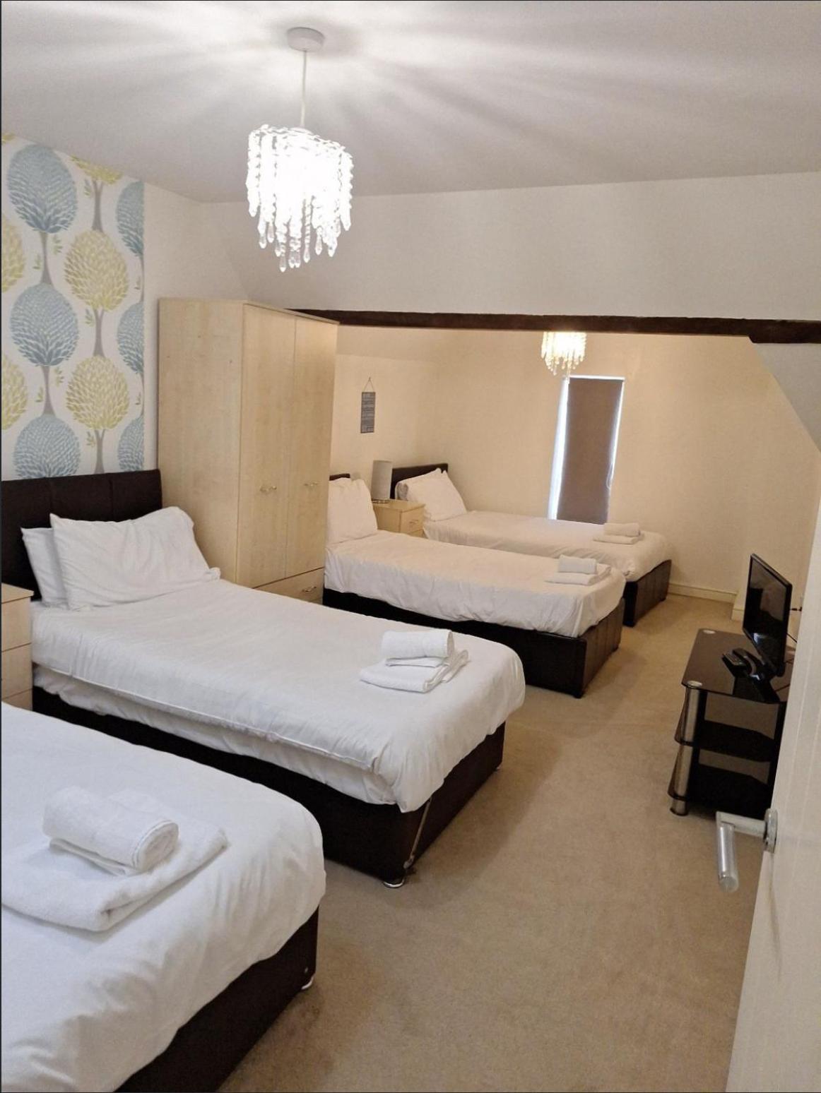 Comfortable Swindon Town Centre Apartments, Free Parking, Sleeps Up To 8 Exterior foto