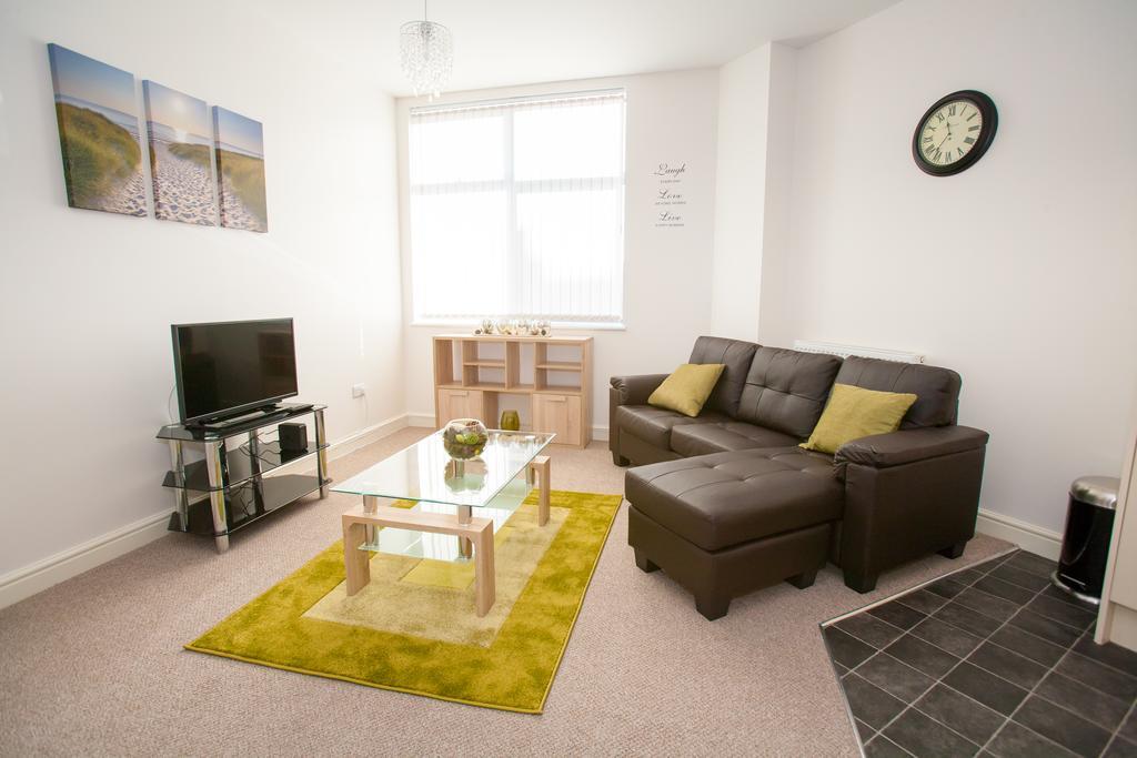 Comfortable Swindon Town Centre Apartments, Free Parking, Sleeps Up To 8 Habitación foto