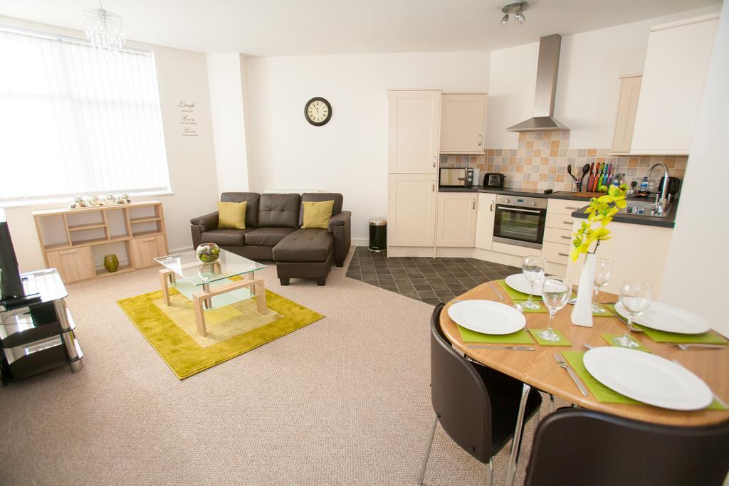 Comfortable Swindon Town Centre Apartments, Free Parking, Sleeps Up To 8 Habitación foto