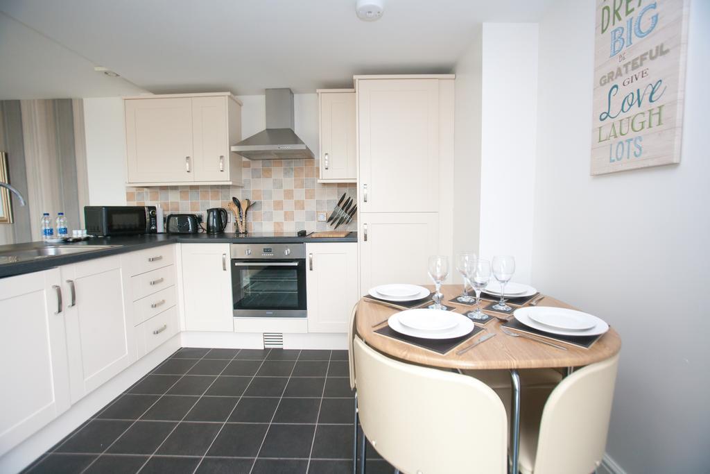 Comfortable Swindon Town Centre Apartments, Free Parking, Sleeps Up To 8 Exterior foto
