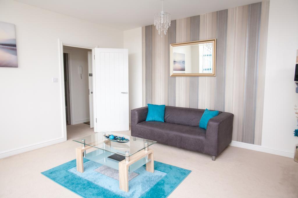 Comfortable Swindon Town Centre Apartments, Free Parking, Sleeps Up To 8 Exterior foto