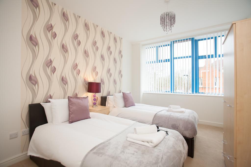 Comfortable Swindon Town Centre Apartments, Free Parking, Sleeps Up To 8 Exterior foto