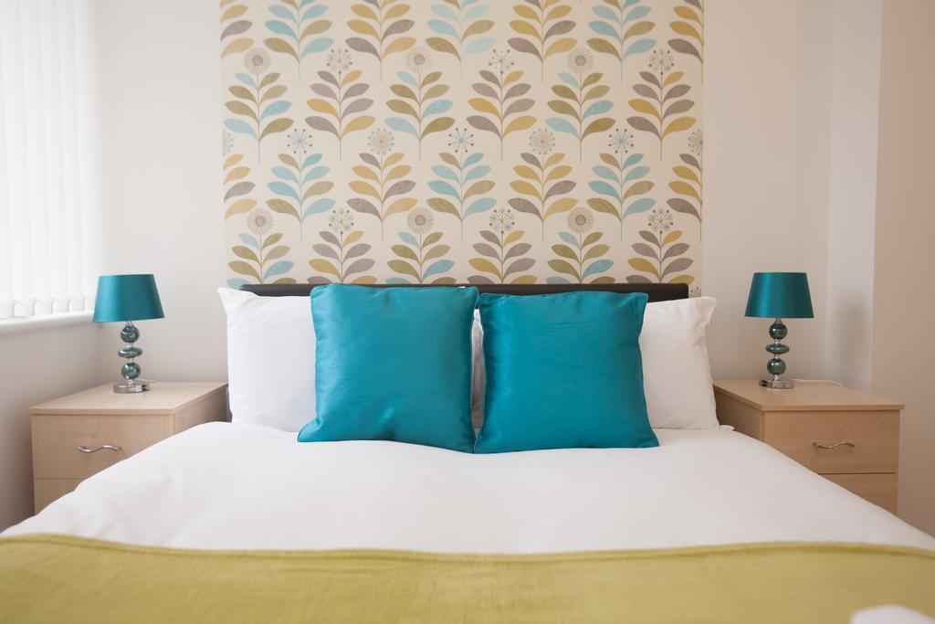 Comfortable Swindon Town Centre Apartments, Free Parking, Sleeps Up To 8 Exterior foto