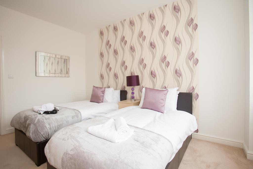 Comfortable Swindon Town Centre Apartments, Free Parking, Sleeps Up To 8 Exterior foto