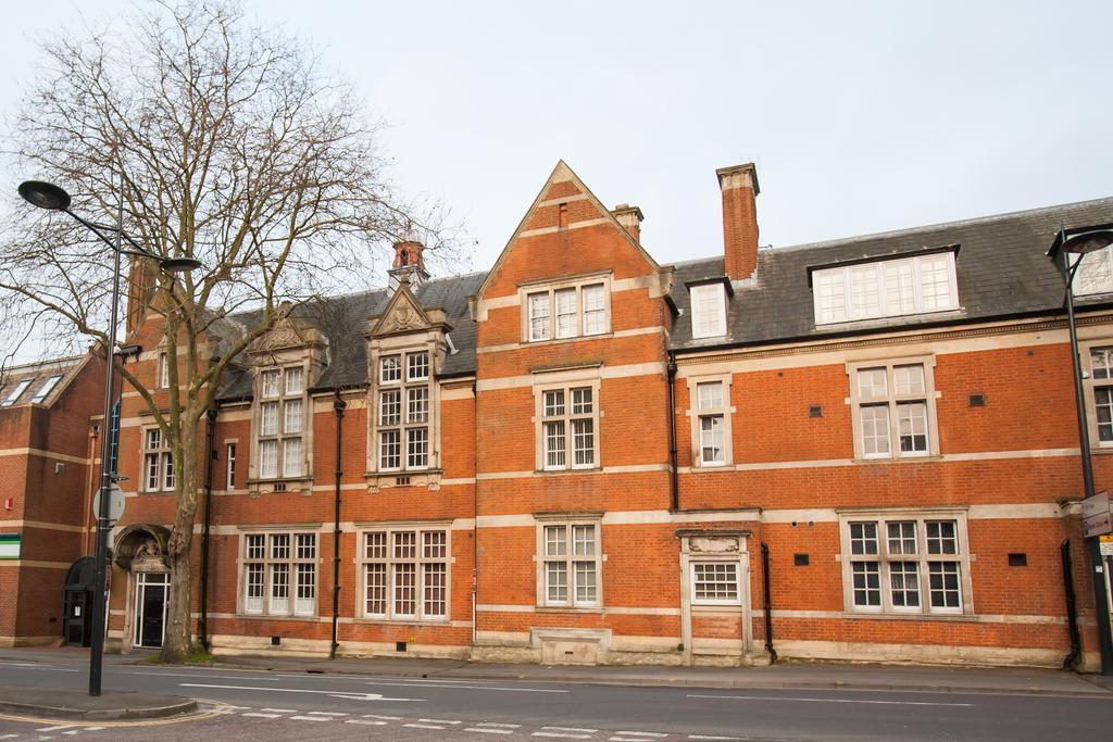 Comfortable Swindon Town Centre Apartments, Free Parking, Sleeps Up To 8 Exterior foto