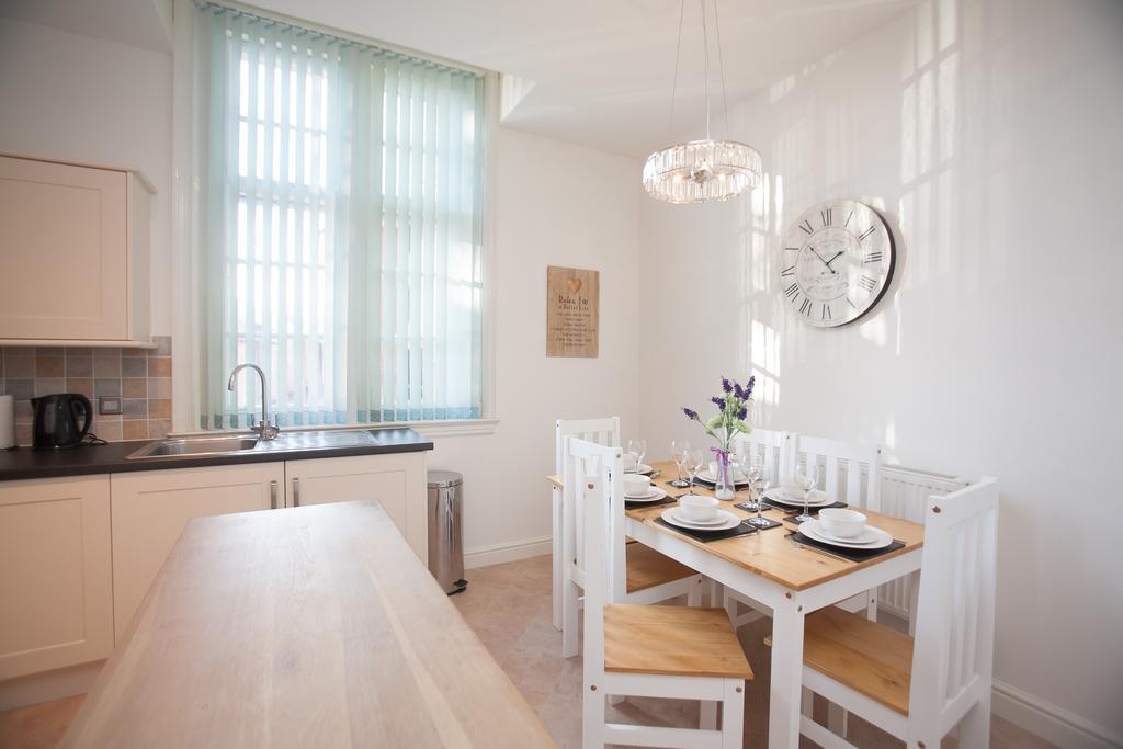 Comfortable Swindon Town Centre Apartments, Free Parking, Sleeps Up To 8 Exterior foto