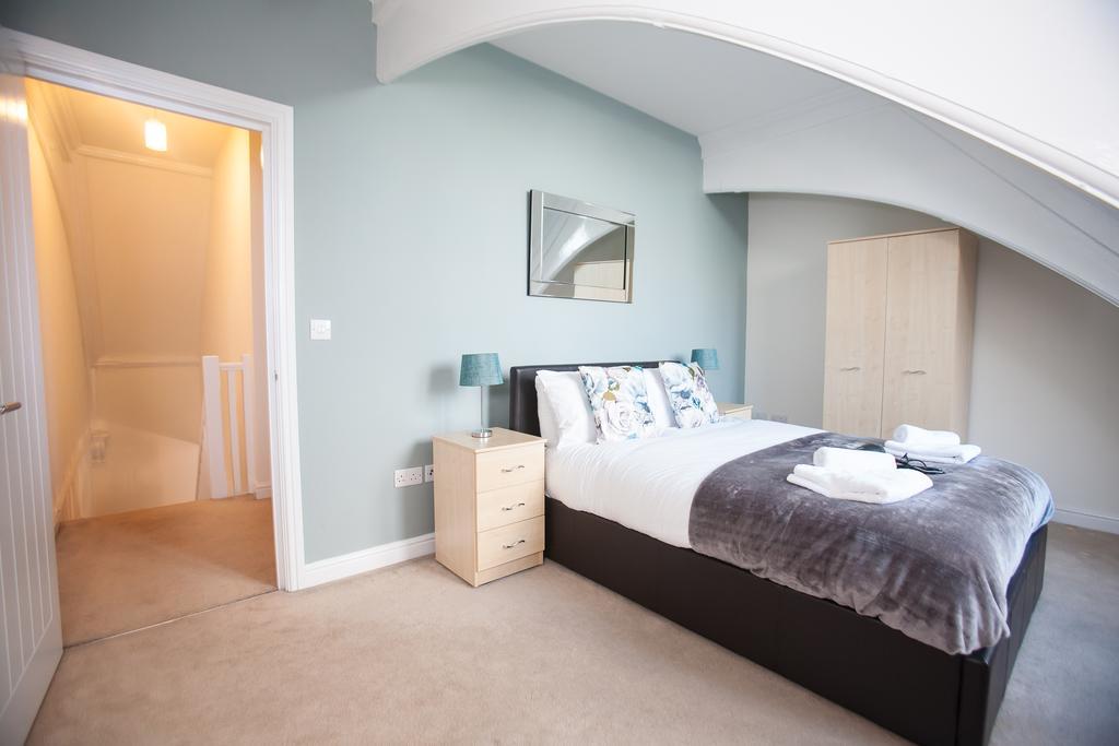 Comfortable Swindon Town Centre Apartments, Free Parking, Sleeps Up To 8 Exterior foto