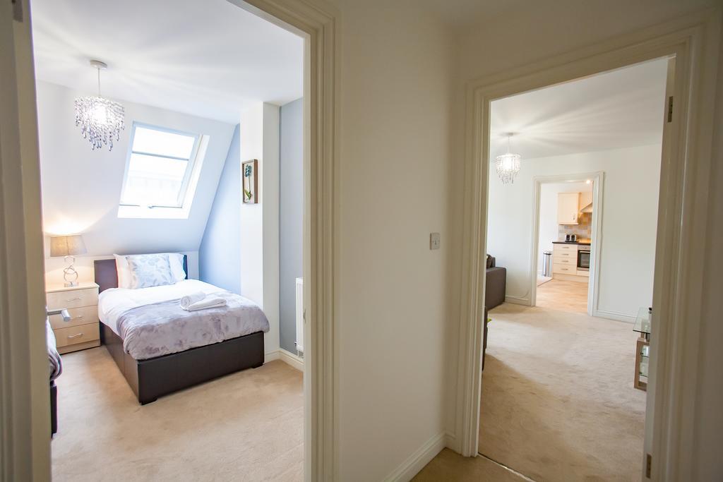 Comfortable Swindon Town Centre Apartments, Free Parking, Sleeps Up To 8 Exterior foto