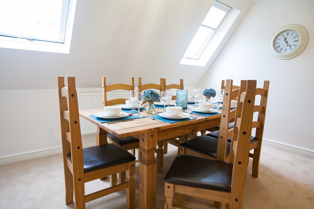 Comfortable Swindon Town Centre Apartments, Free Parking, Sleeps Up To 8 Exterior foto