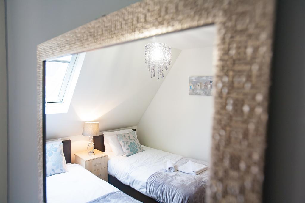 Comfortable Swindon Town Centre Apartments, Free Parking, Sleeps Up To 8 Exterior foto