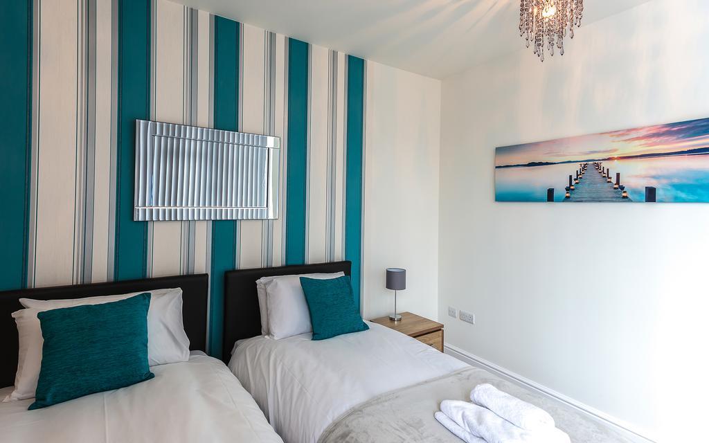 Comfortable Swindon Town Centre Apartments, Free Parking, Sleeps Up To 8 Exterior foto