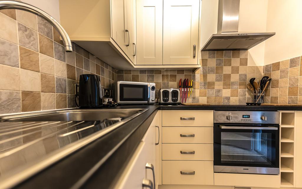 Comfortable Swindon Town Centre Apartments, Free Parking, Sleeps Up To 8 Exterior foto