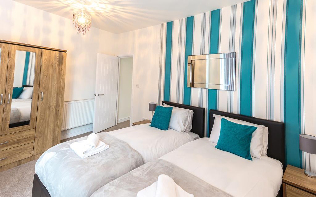 Comfortable Swindon Town Centre Apartments, Free Parking, Sleeps Up To 8 Exterior foto