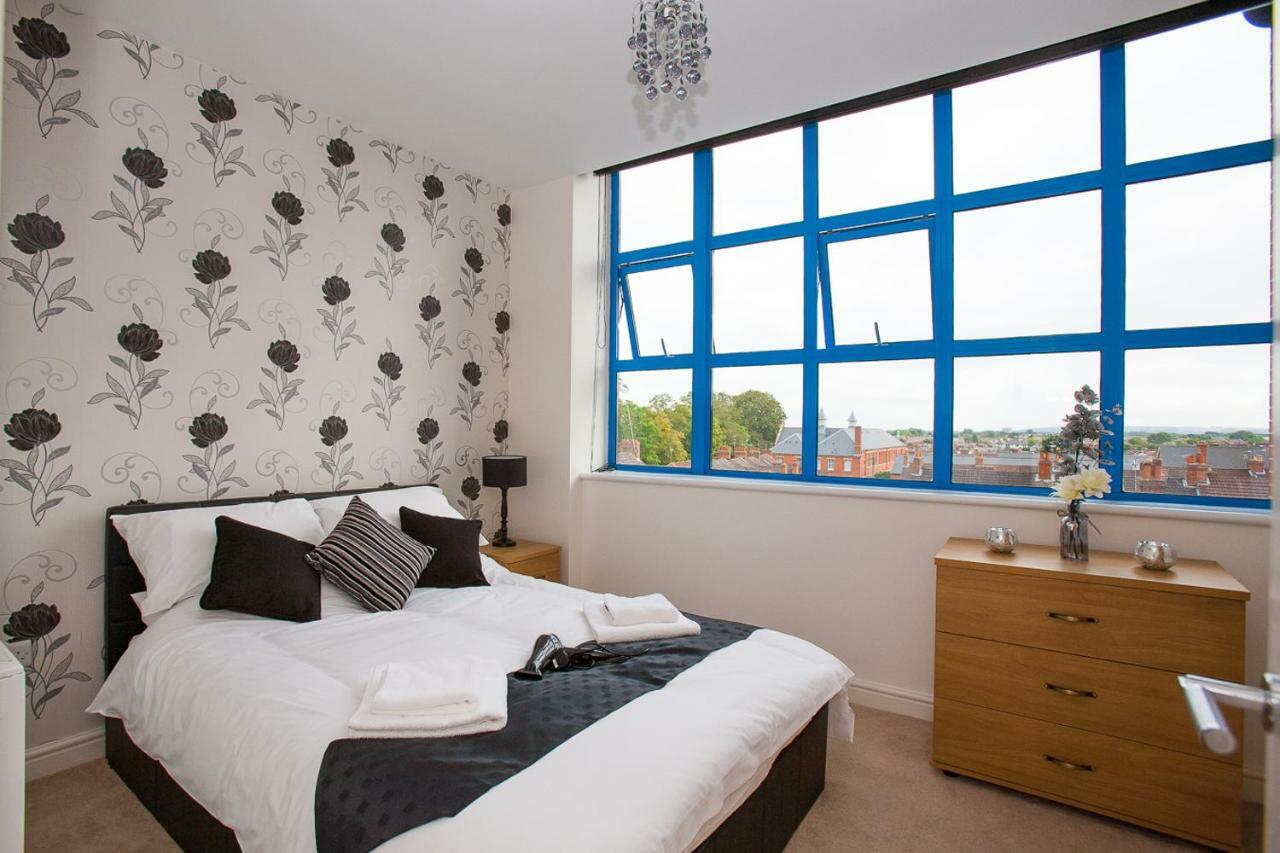 Comfortable Swindon Town Centre Apartments, Free Parking, Sleeps Up To 8 Exterior foto