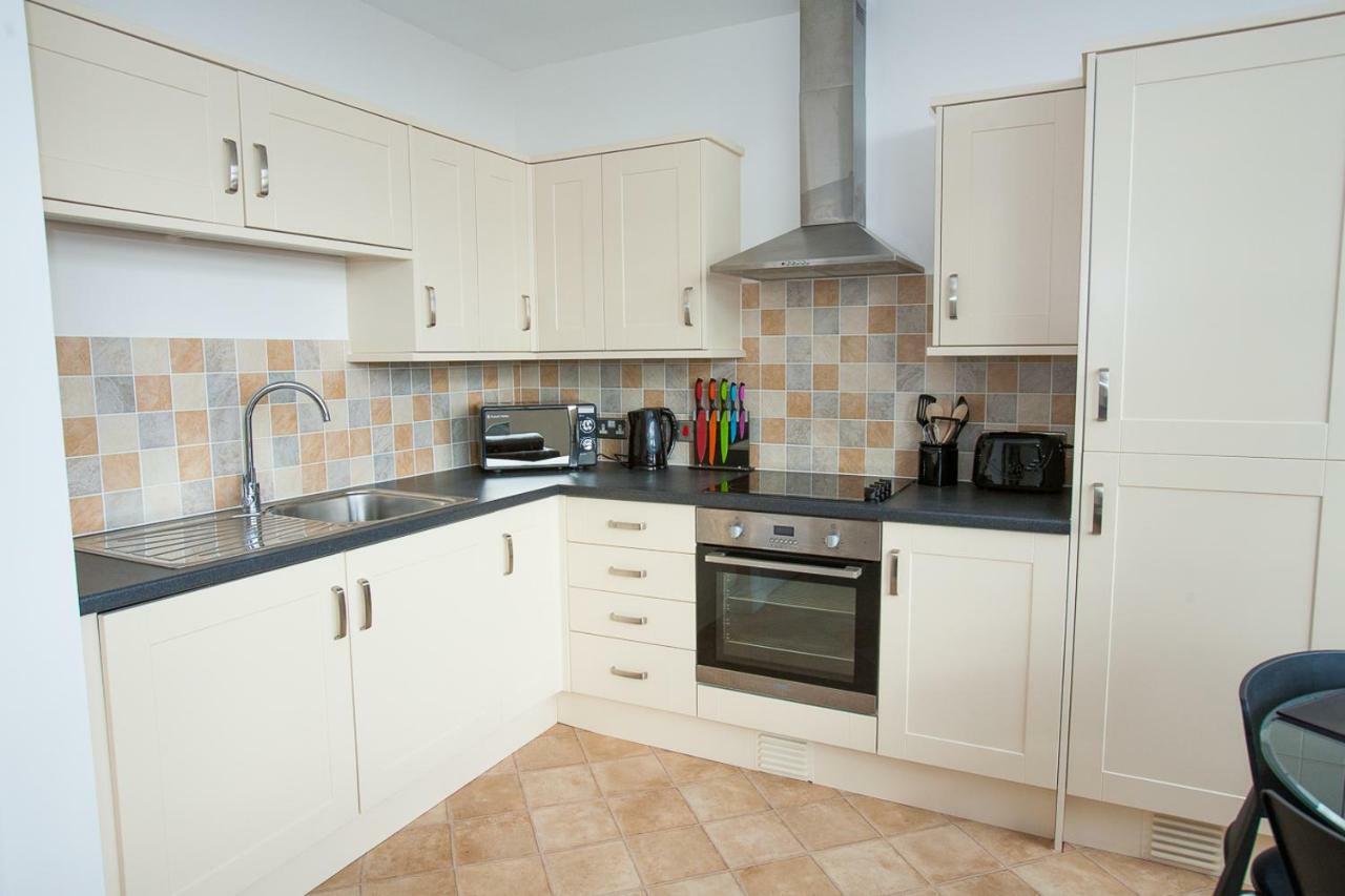 Comfortable Swindon Town Centre Apartments, Free Parking, Sleeps Up To 8 Exterior foto