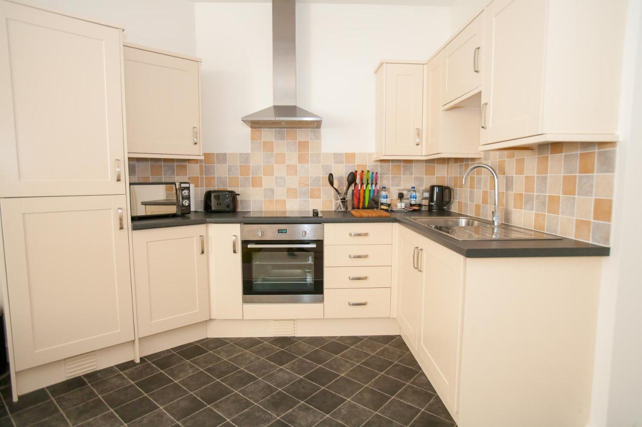 Comfortable Swindon Town Centre Apartments, Free Parking, Sleeps Up To 8 Exterior foto